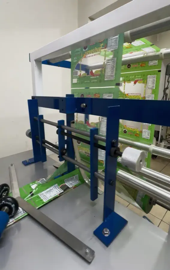 Sistema de rodillos y alineación continua de bobina impresa